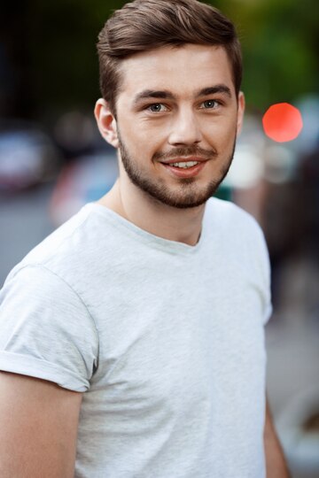 PEIRATS ACADÉMIA - Inicio - cierrese encima retrato hombre joven sonriente hermoso camiseta blanca naturaleza al aire libre borrosa