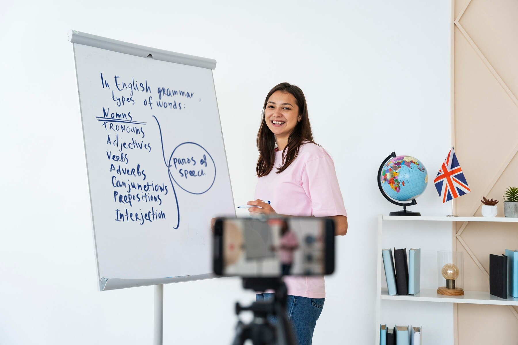 PEIRATS ACADÉMIA - Servicios - joven profesora ingles haciendo sus lecciones online
